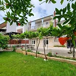 Retreat Apartments With Free Parking